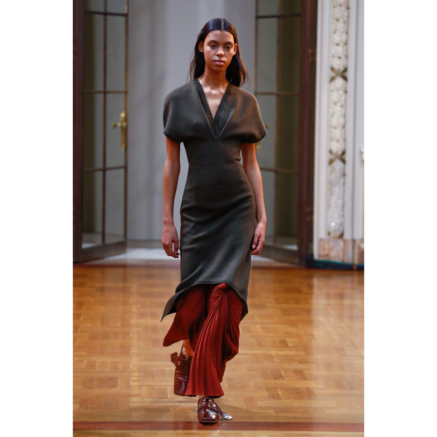 Фото Victoria Beckham Fall 2018 Ready-to-Wear Виктория Бекхэм осень зима 2018 коллекция неделя моды в Нью Йорке Mainstyles